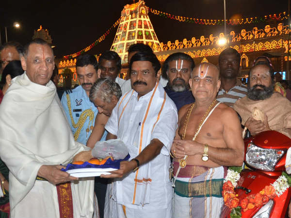 టిటిడికి జూపిటర్ స్కూటర్‌ను కానుకిచ్చిన టీవీఎస్