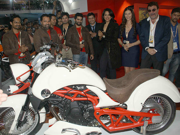 వర్డెంచి కాన్సెప్ట్ బైక్‌ను ఆవిష్కరించిన సమీరా రెడ్డి