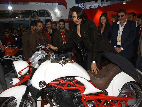 వర్డెంచి కాన్సెప్ట్ బైక్‌ను ఆవిష్కరించిన సమీరా రెడ్డి