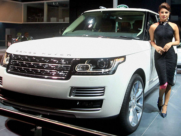 భారత మార్కెట్లో విడుదలైన రేంజ్ రోవర్ ఎల్ మోడల్ మూడు ఇంజన్ ఆప్షన్లలో లభ్యం కానుంది.