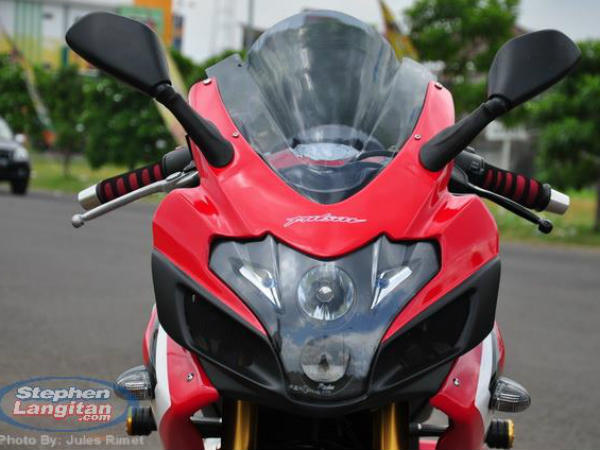 సూపర్‌బైక్ అవతారంలో బజాజ్ పల్సర్ 220