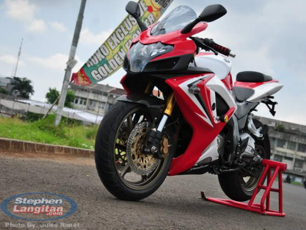 సూపర్‌బైక్ అవతారంలో బజాజ్ పల్సర్ 220