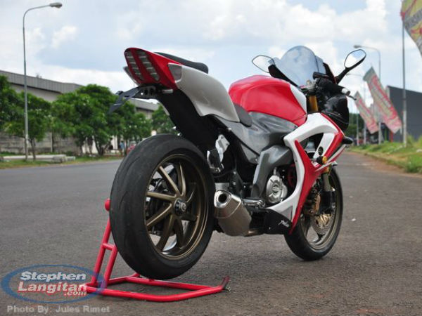 సూపర్‌బైక్ అవతారంలో బజాజ్ పల్సర్ 220