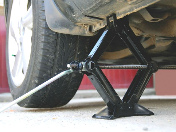 కార్ జాక్‌తో జర భద్రం బాసూ..!