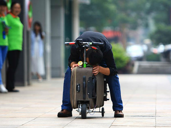 సూట్‌కేస్‌తో స్కూటర్