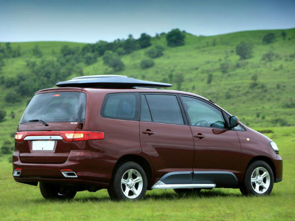 ఇన్నోవా కోసం డిసి డిజైన్స్ నుంచి లాంజ్ ప్యాకేజ్