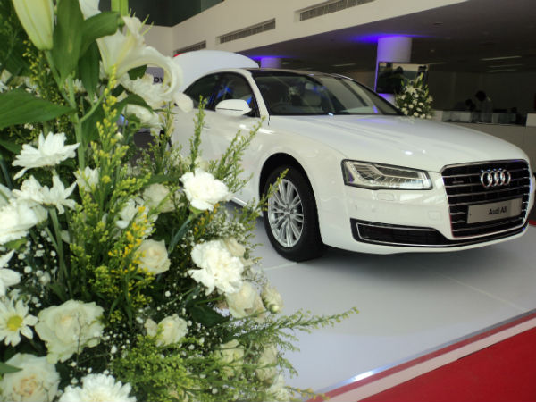 బెంగుళూరులో ఆడి ఏ8ఎల్ విడుదల