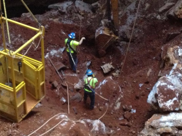 కార్వెట్ మ్యూజియంలో సింక్‌హోల్