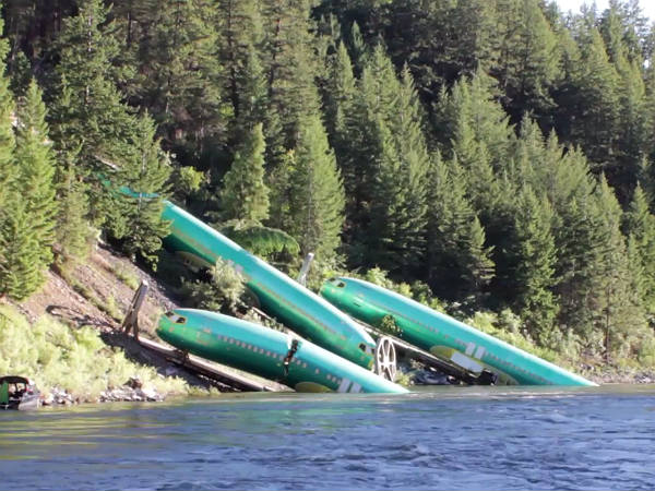 నదిలో పడిన మూడు బోయింగ్ విమానాలు