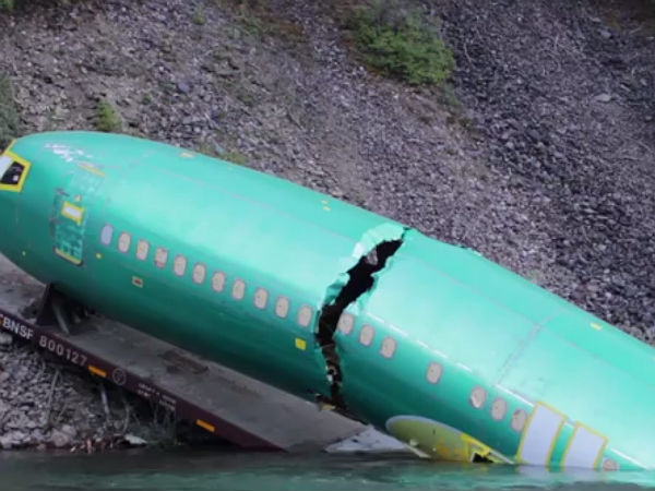 నదిలో పడిన మూడు బోయింగ్ విమానాలు