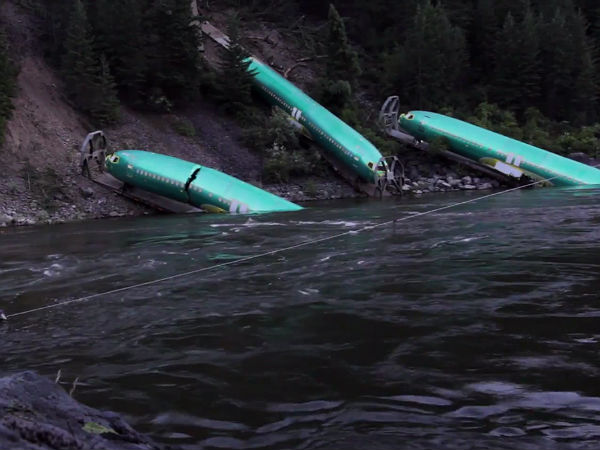 నదిలో పడిన మూడు బోయింగ్ విమానాలు