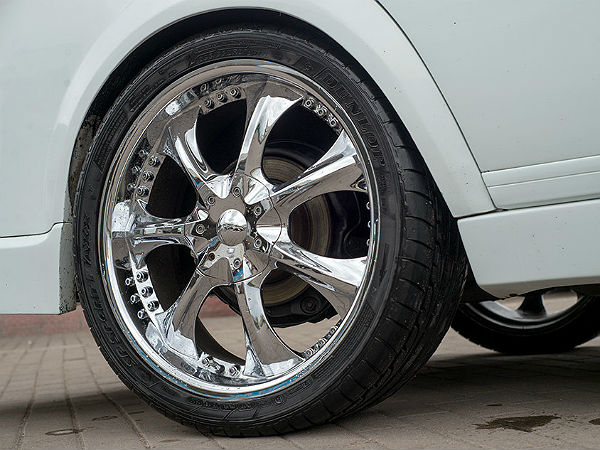 మెర్సిడెస్ కారును రోల్స్ రాయిస్‌గా మార్చిన మెకానిక్