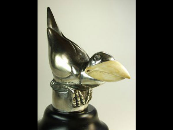 హుడ్ ఆర్నమెంట్స్