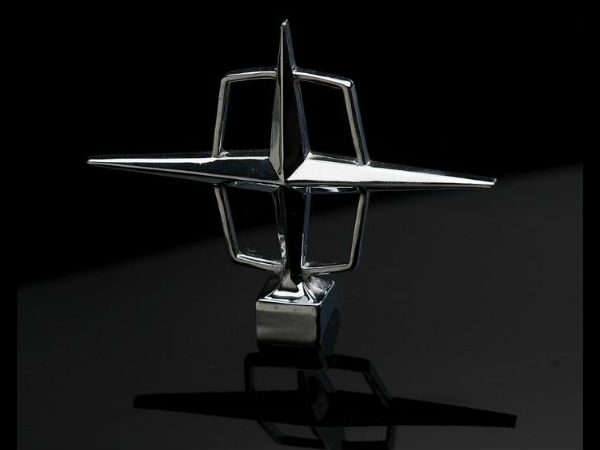 హుడ్ ఆర్నమెంట్స్