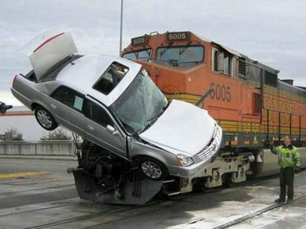 స్ట్రేంజ్ ఆటోమొబైల్ యాక్సిడెంట్స్