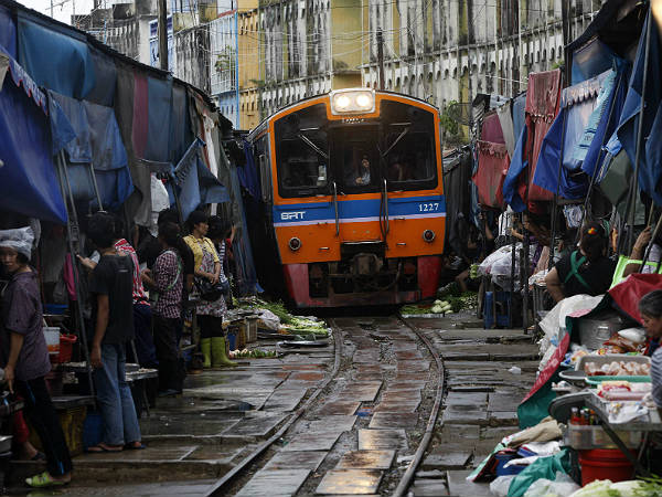 డేంజరస్ ట్రైన్ రూట్స్