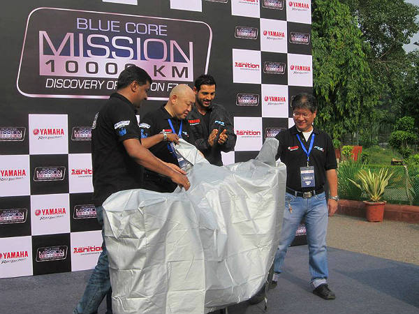 జాన్ అబ్రహాంకు స్పెషల్ ఎడిషన్ బైక్ గిఫ్ట్