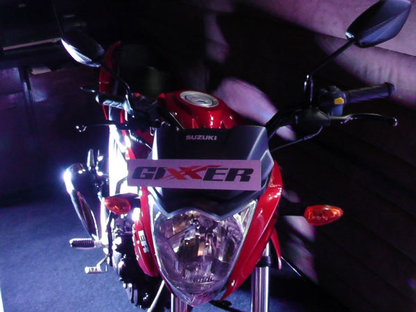 బెంగుళూరులో సుజుకి జిక్సర్ బైక్ విడుదల