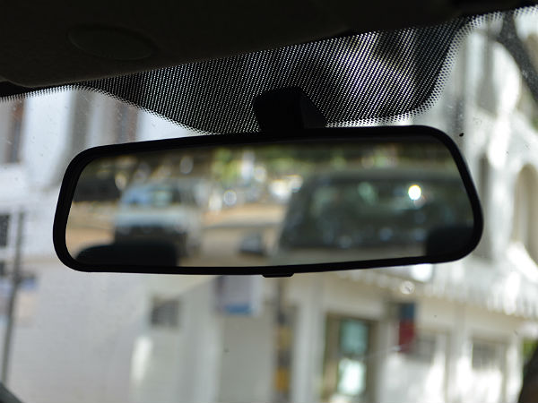 చిన్న ఇన్‌సైడ్ రియర్ వ్యూ మిర్రర్