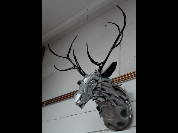 పనికిరాని కార్ పార్ట్స్‌తో అద్భుత కళాఖండాలు