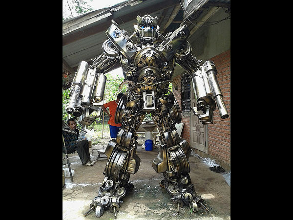 పనికిరాని కార్ పార్ట్స్‌తో అద్భుత కళాఖండాలు