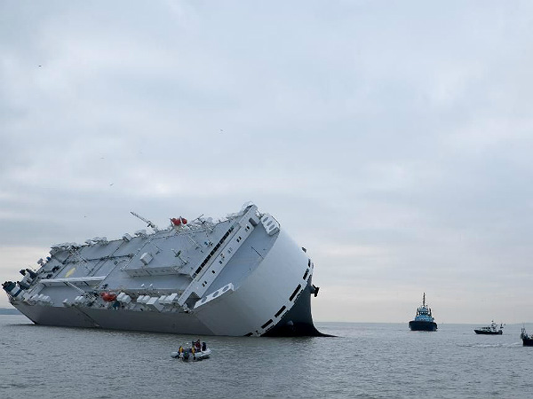 ఒరిగిపోయిన ఓడలో కార్లన్నీ సేఫ్!