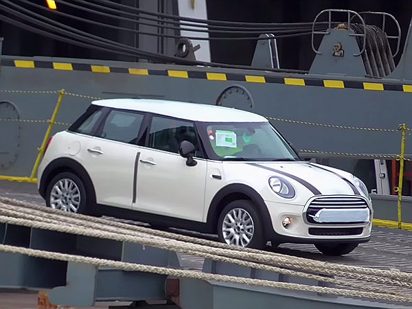 ఒరిగిపోయిన ఓడలో కార్లన్నీ సేఫ్!