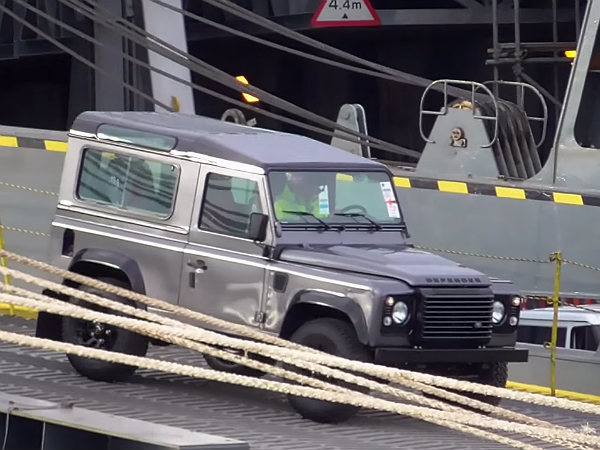 ఒరిగిపోయిన ఓడలో కార్లన్నీ సేఫ్!