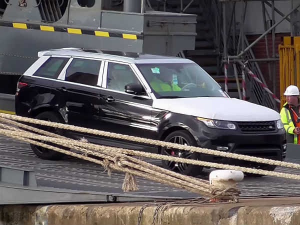 ఒరిగిపోయిన ఓడలో కార్లన్నీ సేఫ్!