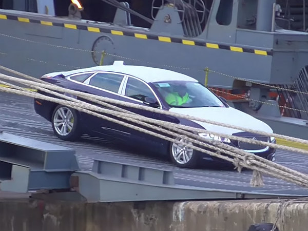 ఒరిగిపోయిన ఓడలో కార్లన్నీ సేఫ్!