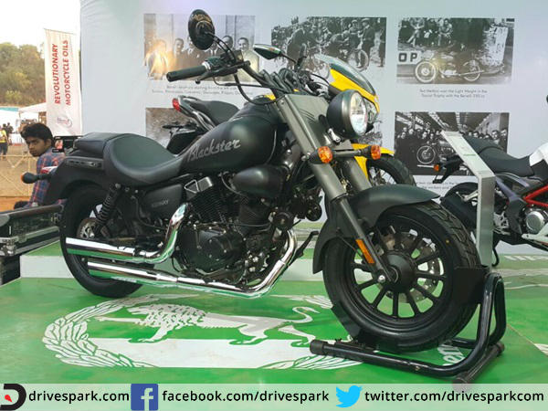 ఇండియా బైక్ వీక్ 2015: డిఎస్‌కె బెనెల్లీ బైక్స్ డిస్‌ప్లే