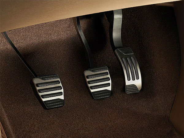 స్పోర్టీ అల్యూమినియం పెడల్స్