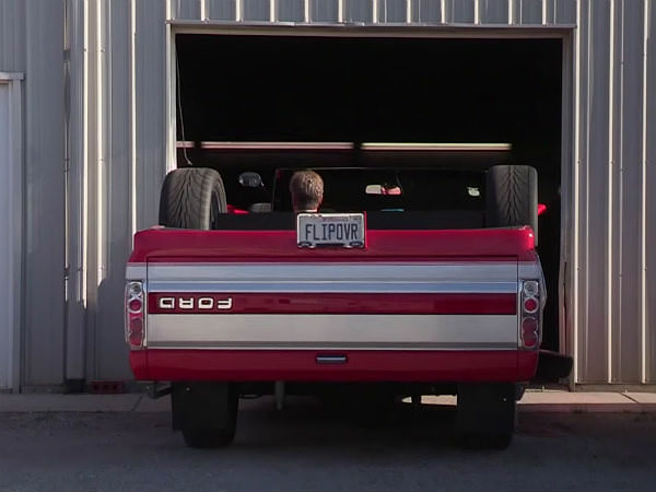 తలక్రిందుల పికప్ ట్రక్