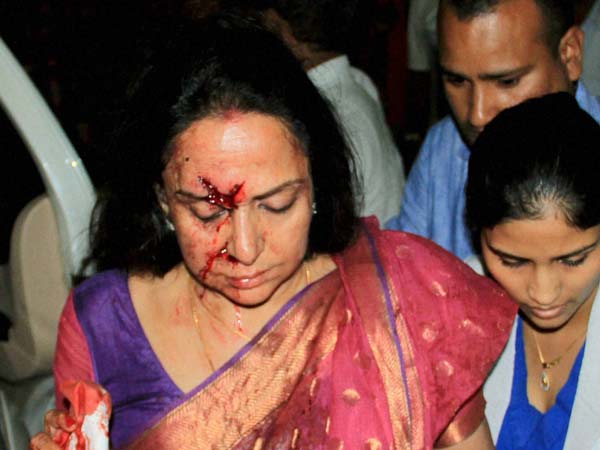 ప్రమాదానికి గురైన హేమామాలిని కారు : నాలుగేళ్ల చిన్నారి మృతి