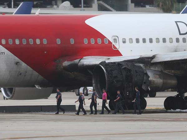 రన్‌వే మీద అగ్నికి ఆహుతైన బోయింగ్ విమానం 