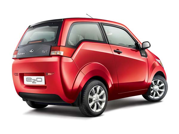 కాశ్మీర్ నుండి కన్యాకుమారి వరకు సాహస యాత్ర చేస్తున్న బుల్లి కారు.