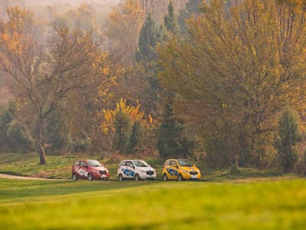 కాశ్మీర్ నుండి కన్యాకుమారి వరకు సాహస యాత్ర చేస్తున్న బుల్లి కారు.