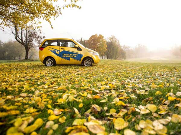 కాశ్మీర్ నుండి కన్యాకుమారి వరకు సాహస యాత్ర చేస్తున్న బుల్లి కారు.