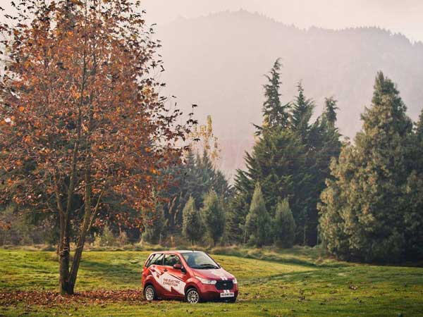 కాశ్మీర్ నుండి కన్యాకుమారి వరకు సాహస యాత్ర చేస్తున్న బుల్లి కారు.