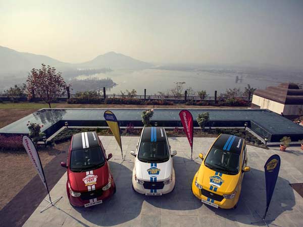 కాశ్మీర్ నుండి కన్యాకుమారి వరకు సాహస యాత్ర చేస్తున్న బుల్లి కారు.