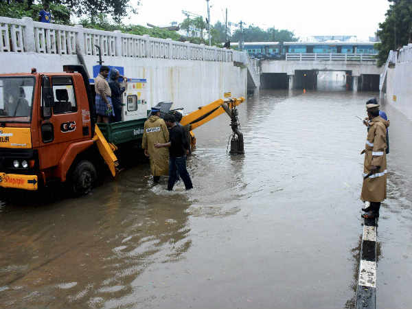 చెన్నైలో తీవ్ర వర్షాల కారణంగా 180 కోట్ల రుపాయలు నష్టపోయిన ఆటోమొబైల్ ఇండస్ట్రీ