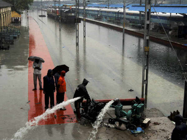 చెన్నైలో తీవ్ర వర్షాల కారణంగా 180 కోట్ల రుపాయలు నష్టపోయిన ఆటోమొబైల్ ఇండస్ట్రీ