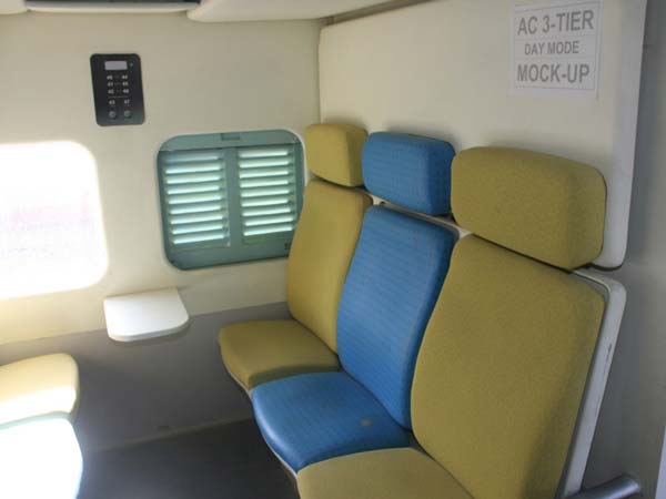 అదనపు సౌకర్యాలు, మరింత విలాసవంతమైన కొత్త రైళ్లు! త్వరలో భారతీయ రైల్వేలోకి...!!