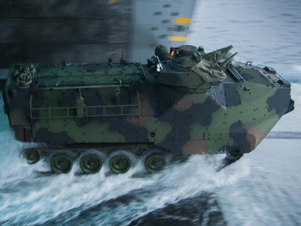 తీర ప్రాంతాల్లో అమెరికా యుద్ద ట్యాంకులు మరియు ఆంపిబియస్ యుద్ద వాహనాలు