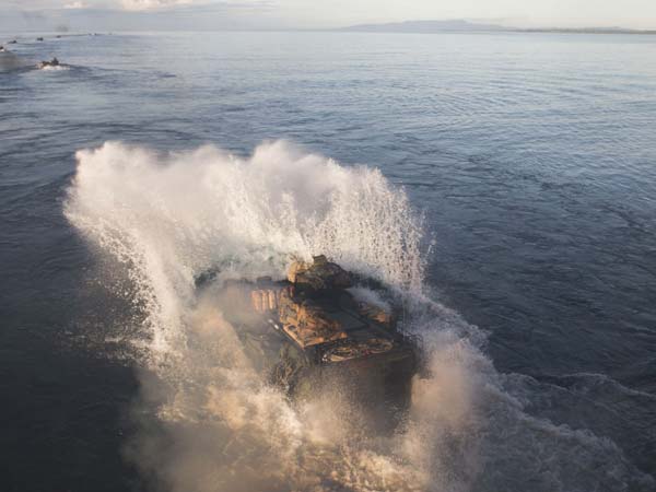 తీర ప్రాంతాల్లో అమెరికా యుద్ద ట్యాంకులు మరియు ఆంపిబియస్ యుద్ద వాహనాలు