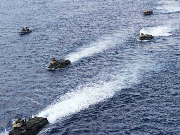 తీర ప్రాంతాల్లో అమెరికా యుద్ద ట్యాంకులు మరియు ఆంపిబియస్ యుద్ద వాహనాలు