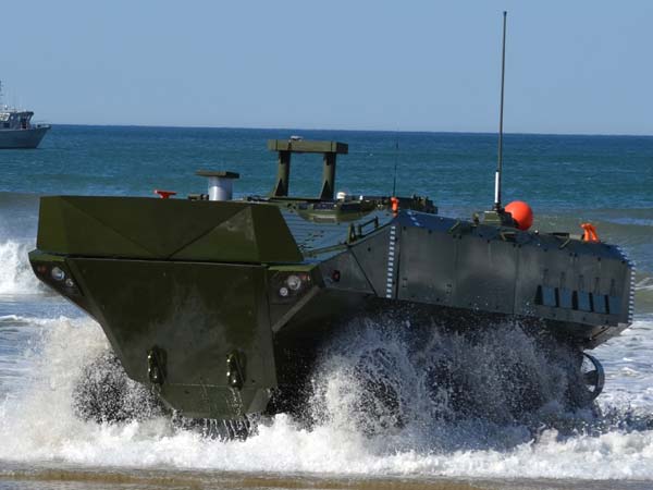 తీర ప్రాంతాల్లో అమెరికా యుద్ద ట్యాంకులు మరియు ఆంపిబియస్ యుద్ద వాహనాలు