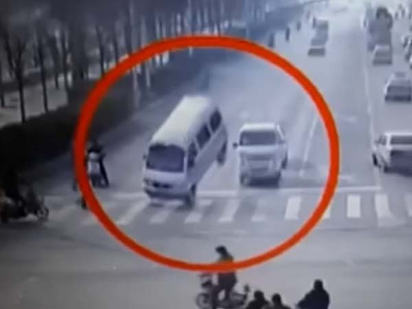  ఉన్నట్లుండి గాల్లోకి ఎగిరి పడిన కార్లు: ఇది గ్రహాంతర వాసుల పనేనా ?