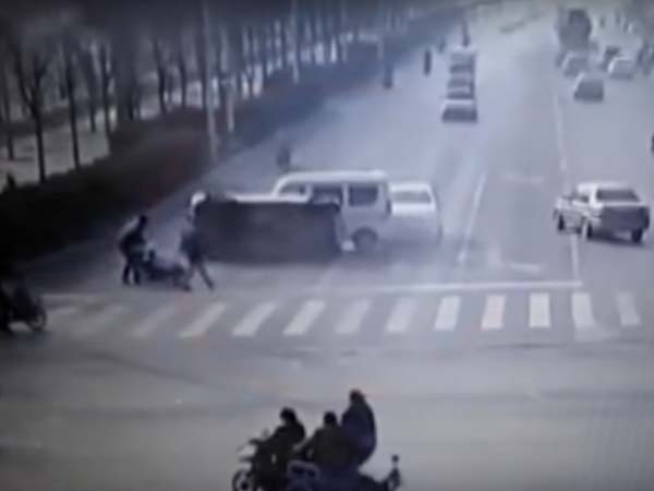  ఉన్నట్లుండి గాల్లోకి ఎగిరి పడిన కార్లు: ఇది గ్రహాంతర వాసుల పనేనా ?