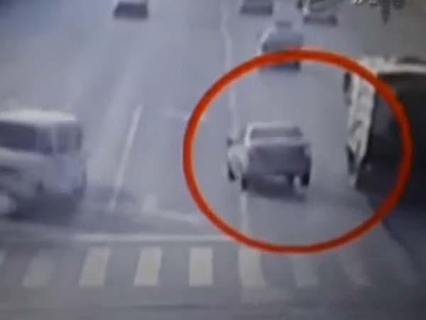  ఉన్నట్లుండి గాల్లోకి ఎగిరి పడిన కార్లు: ఇది గ్రహాంతర వాసుల పనేనా ?